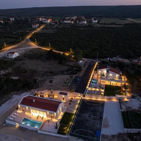 Luxury Terra & Aria Dalmatica Heated Pool Sauna & Jacuzzi