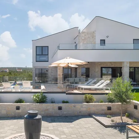 Luxury Terra & Aria Dalmatica Heated Pool Sauna & Jacuzzi *