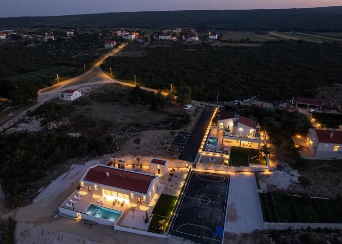 Luxury Terra & Aria Dalmatica Heated Pool Sauna & Jacuzzi